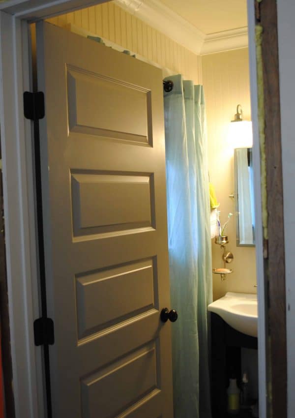 Master Bathroom: We Gots a Door and a Window!